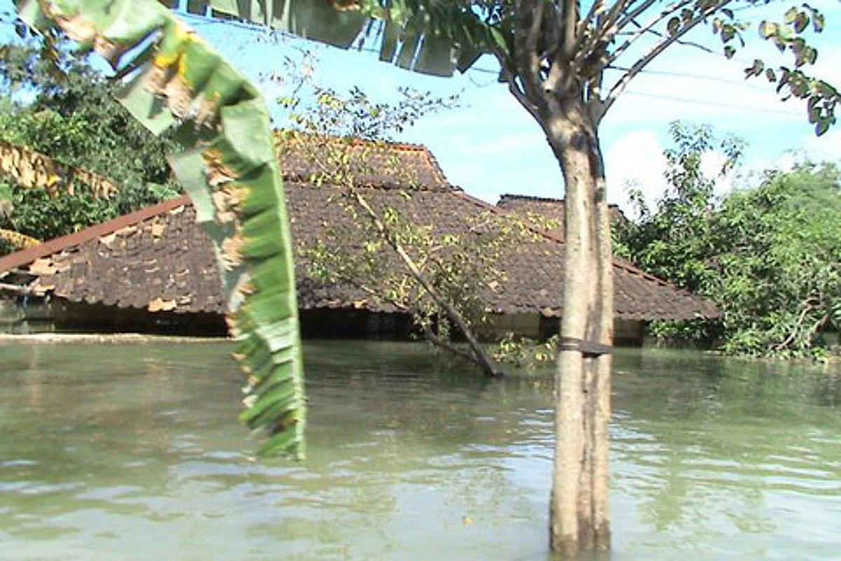 42 killed, many missing in Indonesia flash floods