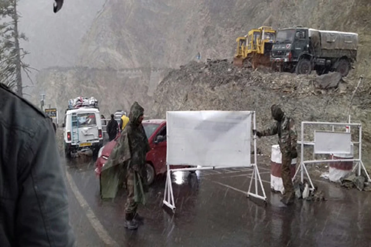 2ft-snow forces closure of Mughal road on 2nd consecutive day