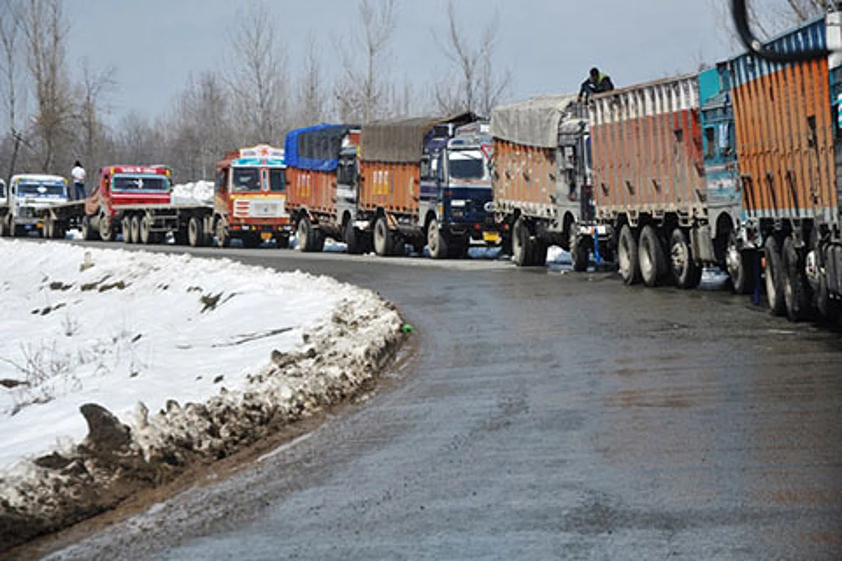 Traffic Police issues advisory for movement of vehicles on Srinagar-Jammu highway