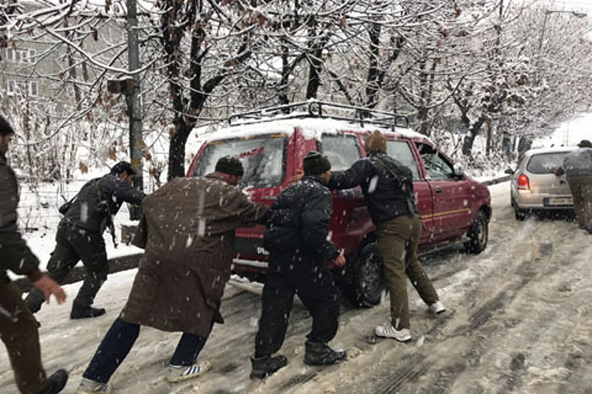 IGP Kashmir directs policemen to assist people stuck in snow