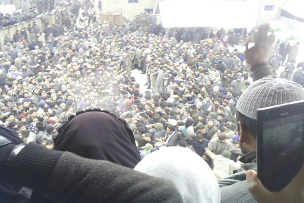Photojournalist among several injured in clashes in Bijbehara