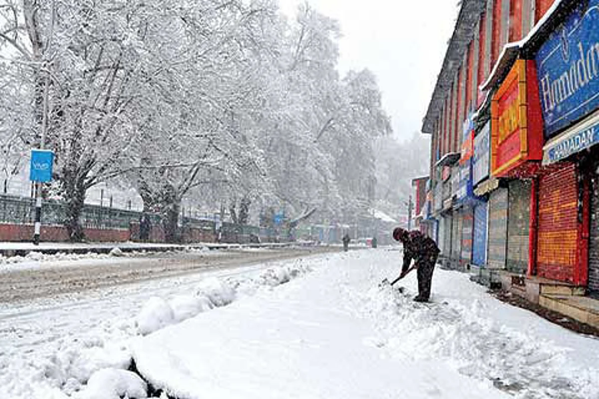 SMC gears up men, machinery for snow clearance, dewatering