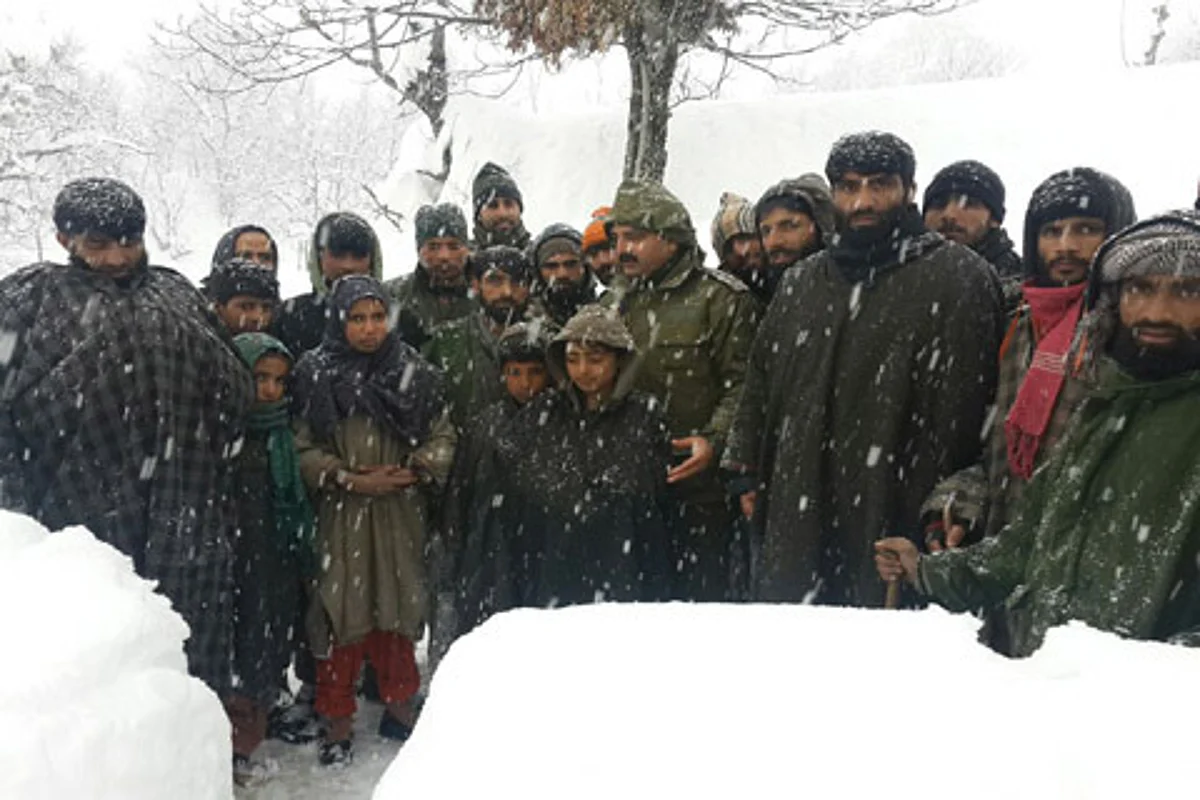 33 children among 80 persons rescued from snowbound Waltengoo Nar: Police