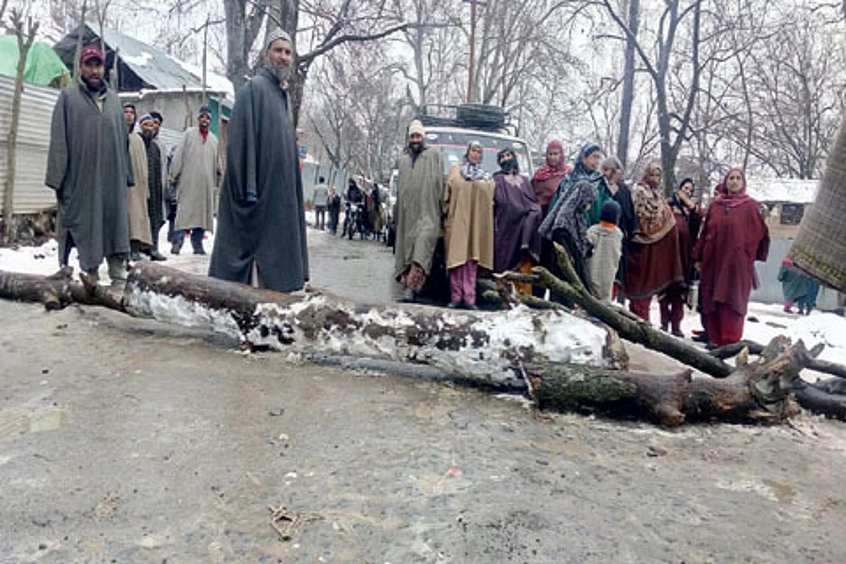 Anti-PDD protesters block Tral-Awantipora road