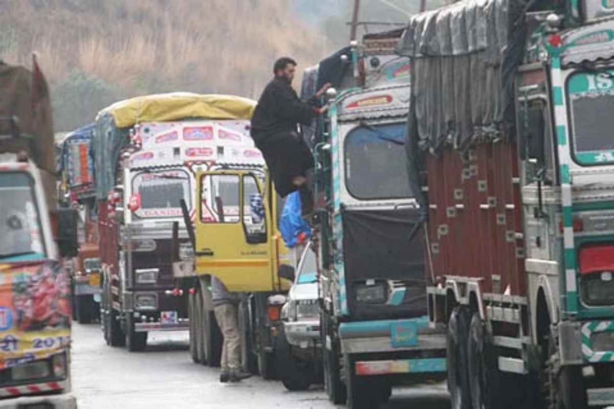 Traffic officials in Ramban said hundreds of LMVs plied on either side of the highway without any interruption.