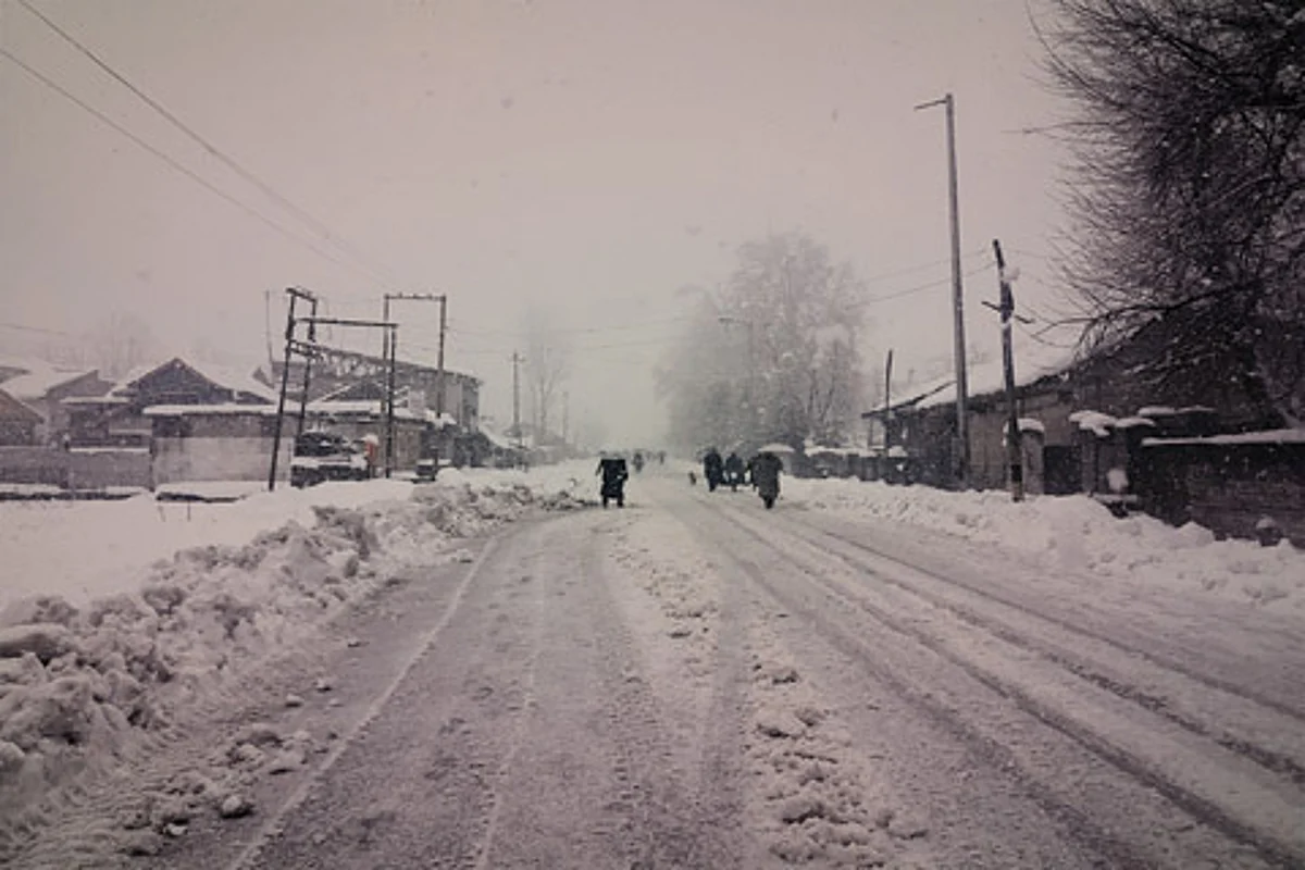 Heavy snowfall cripples life in north Kashmir