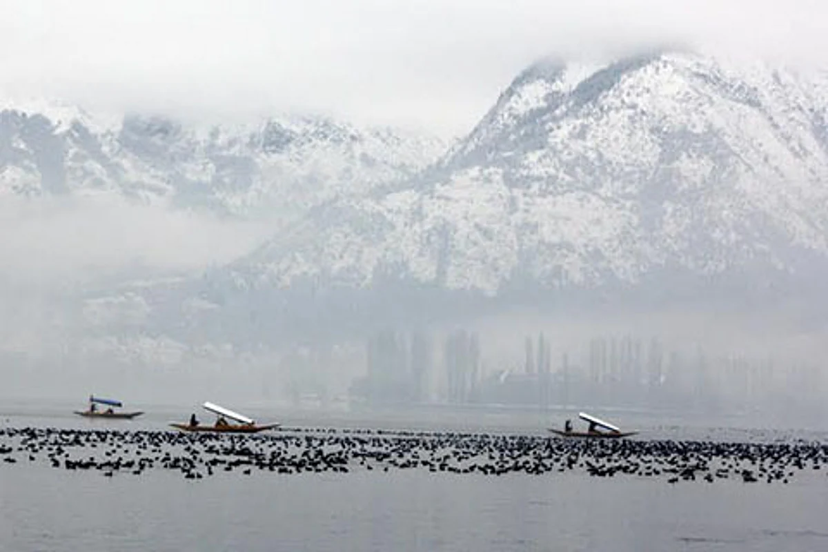 Trekker dies in Baramulla as snowfall continues across Kashmir