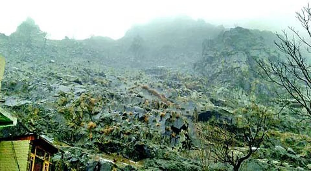 Crumbling mountain gives sleepless night to Pantha Chowk residents