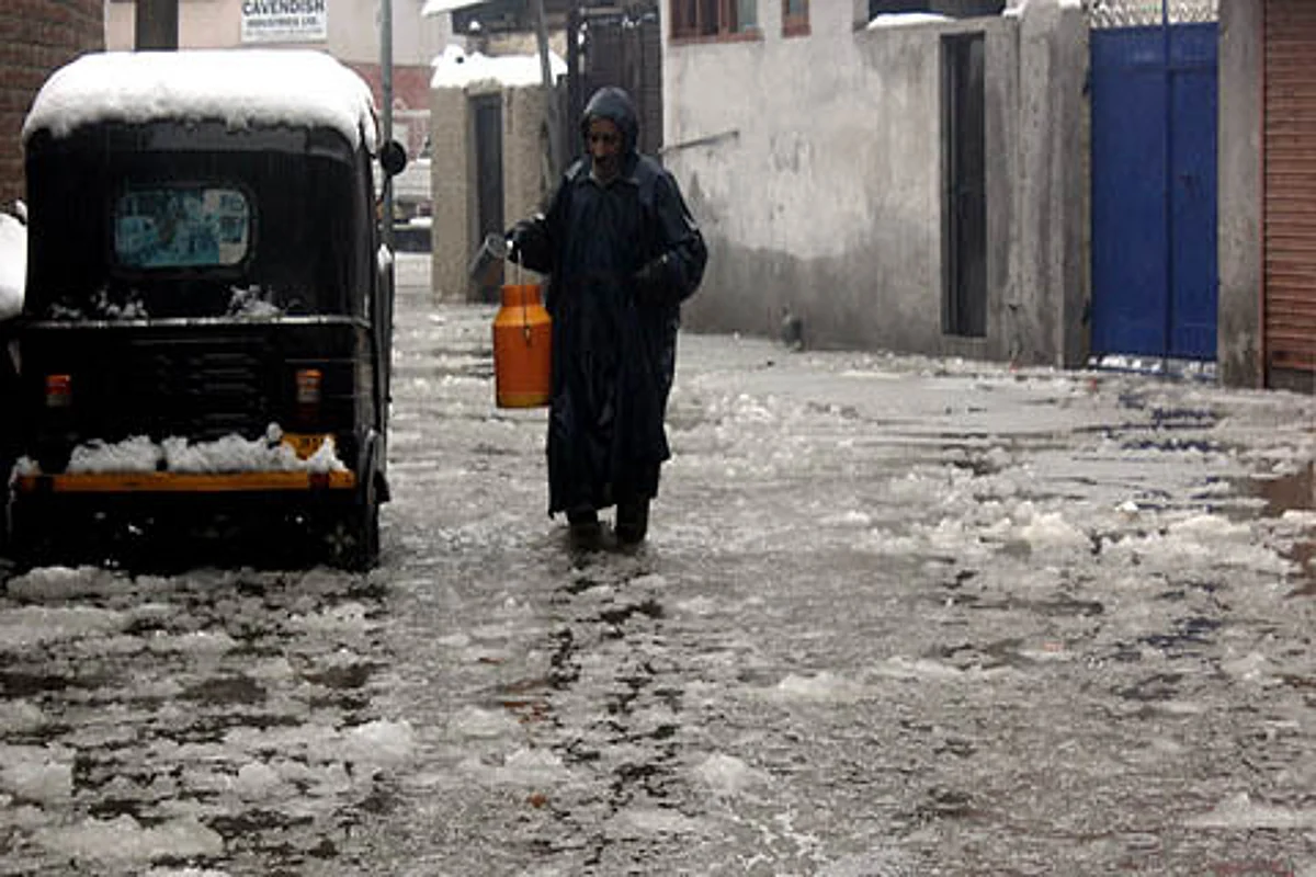 Waterlogging hits normal life in Srinagar