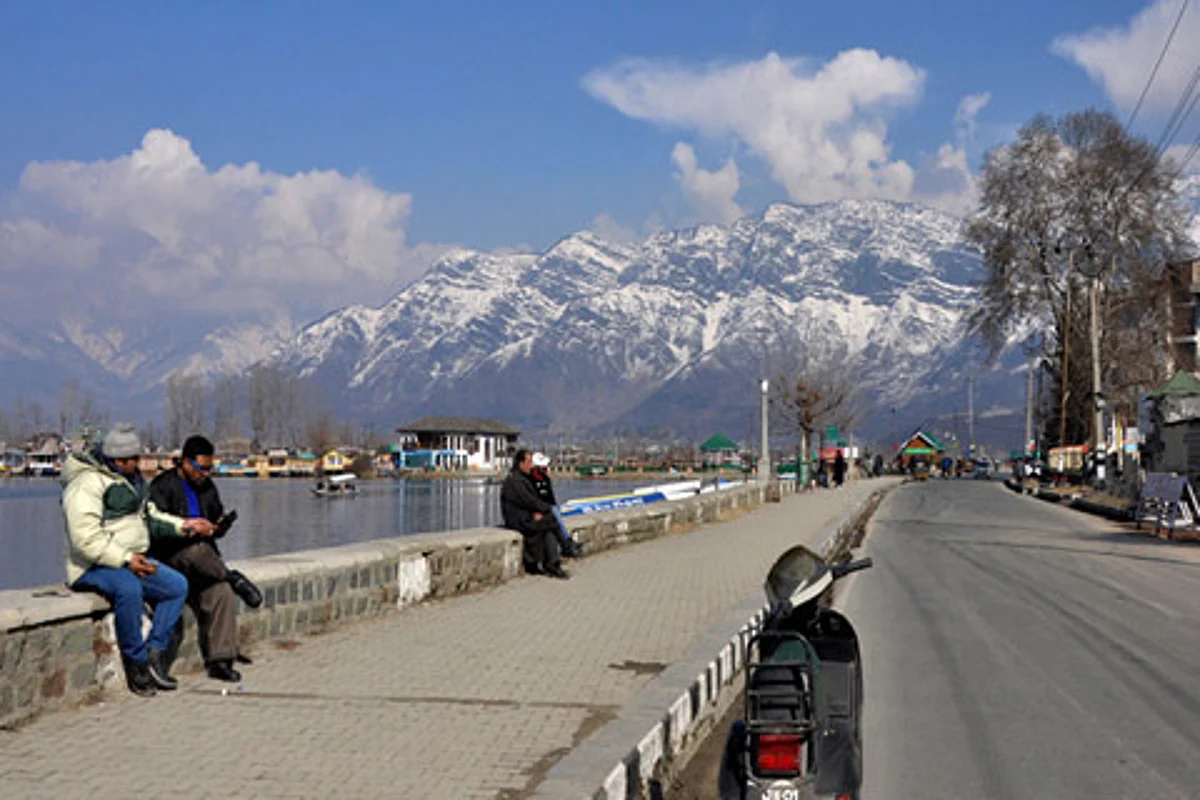Night temperature dips further across Kashmir
