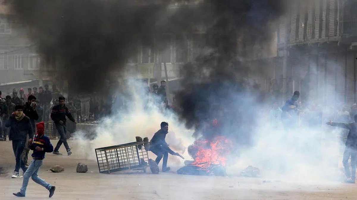 Youth clash with forces at Ratnipura, 3 cops injured