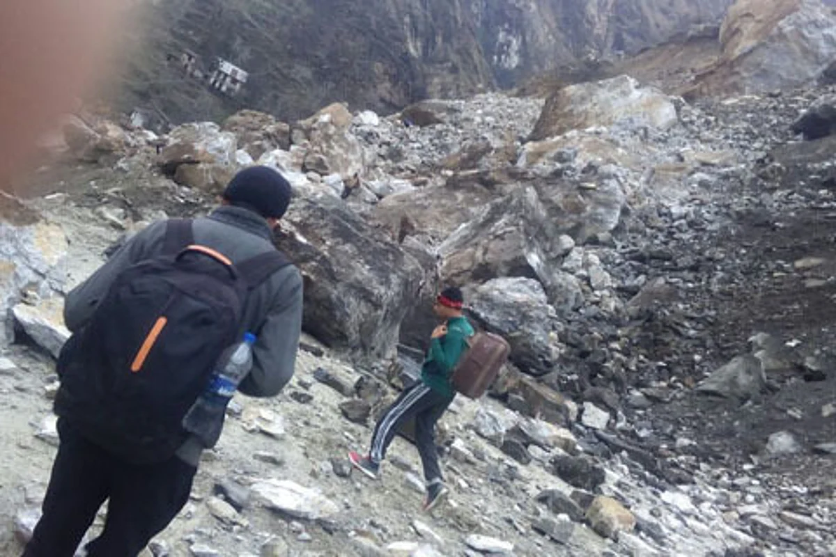 Landslides close Kashmir highway for sixth consecutive day