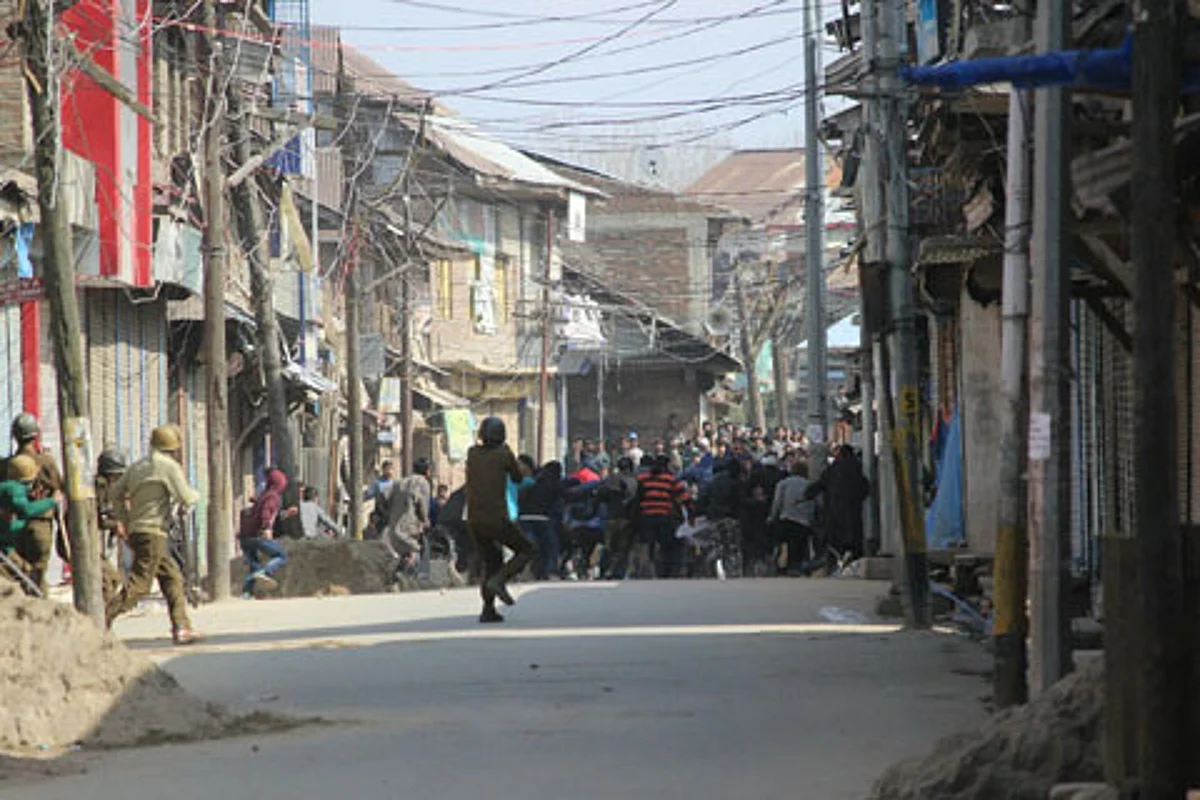 Video: Clashes erupt in Sopore after Friday prayers