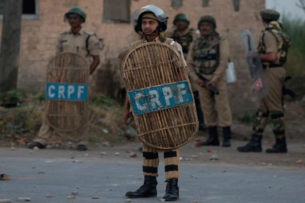 Security guard of Srinagar Mayor injured in stone-pelting