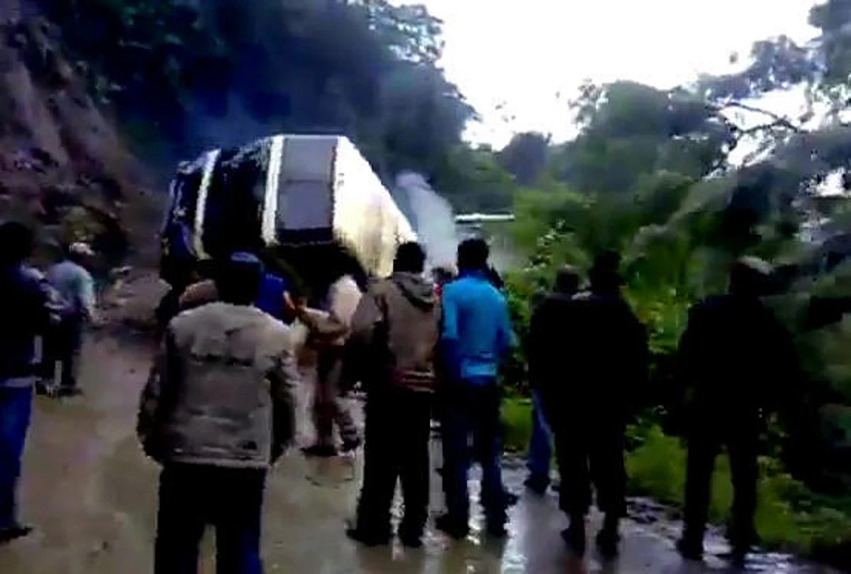6 injured in road accident