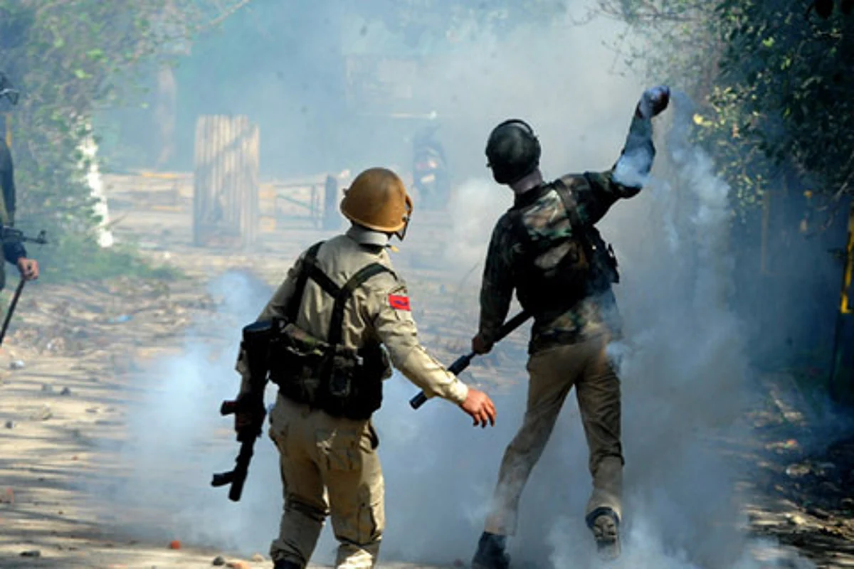 Three students, as many cops injured in ongoing Srinagar clashes
