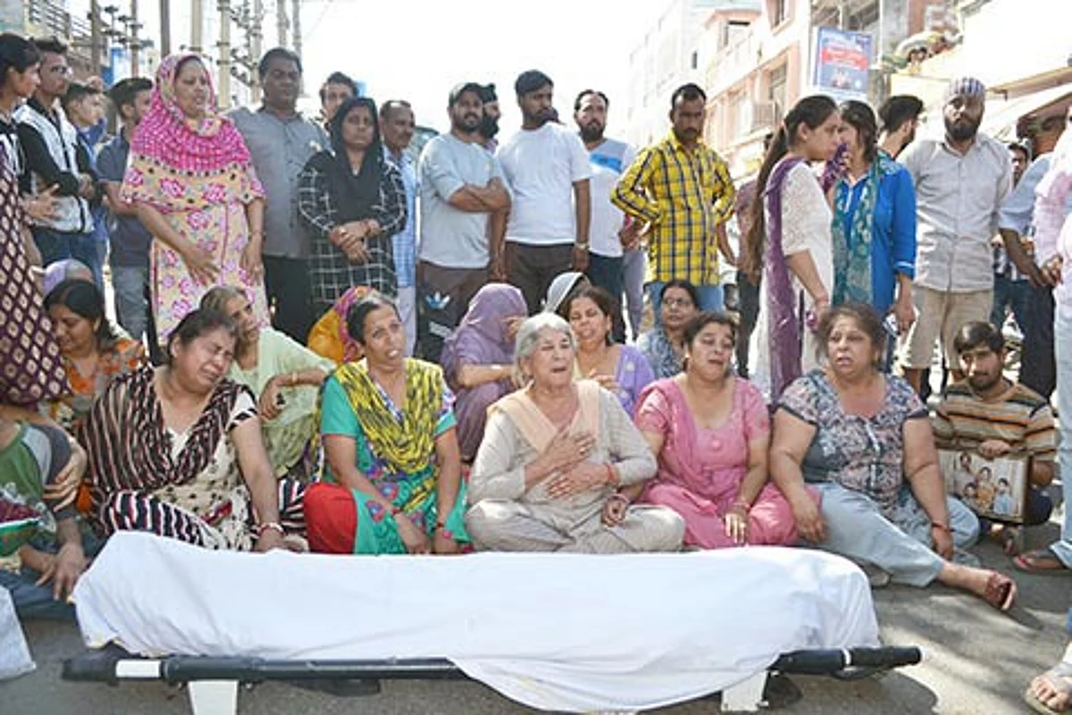 Family members of accident victim hold protest, demand compensation