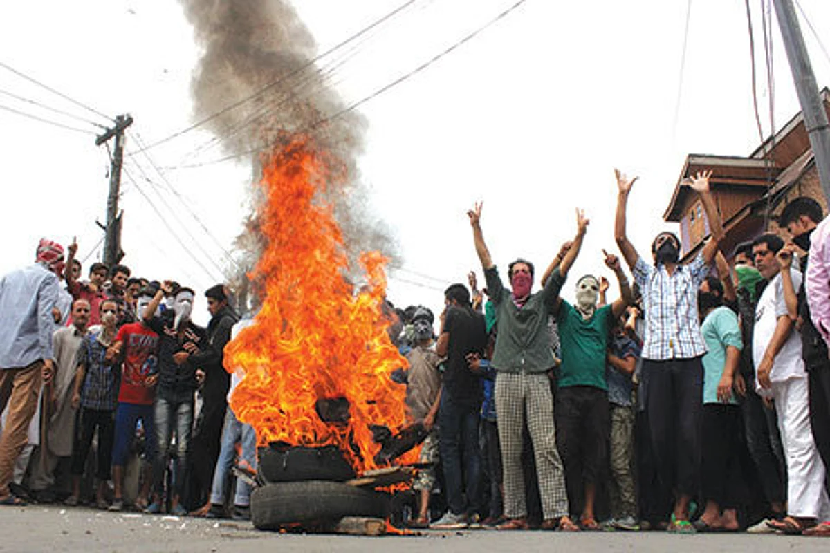 Right-wing outfit burns effigy of JK CM