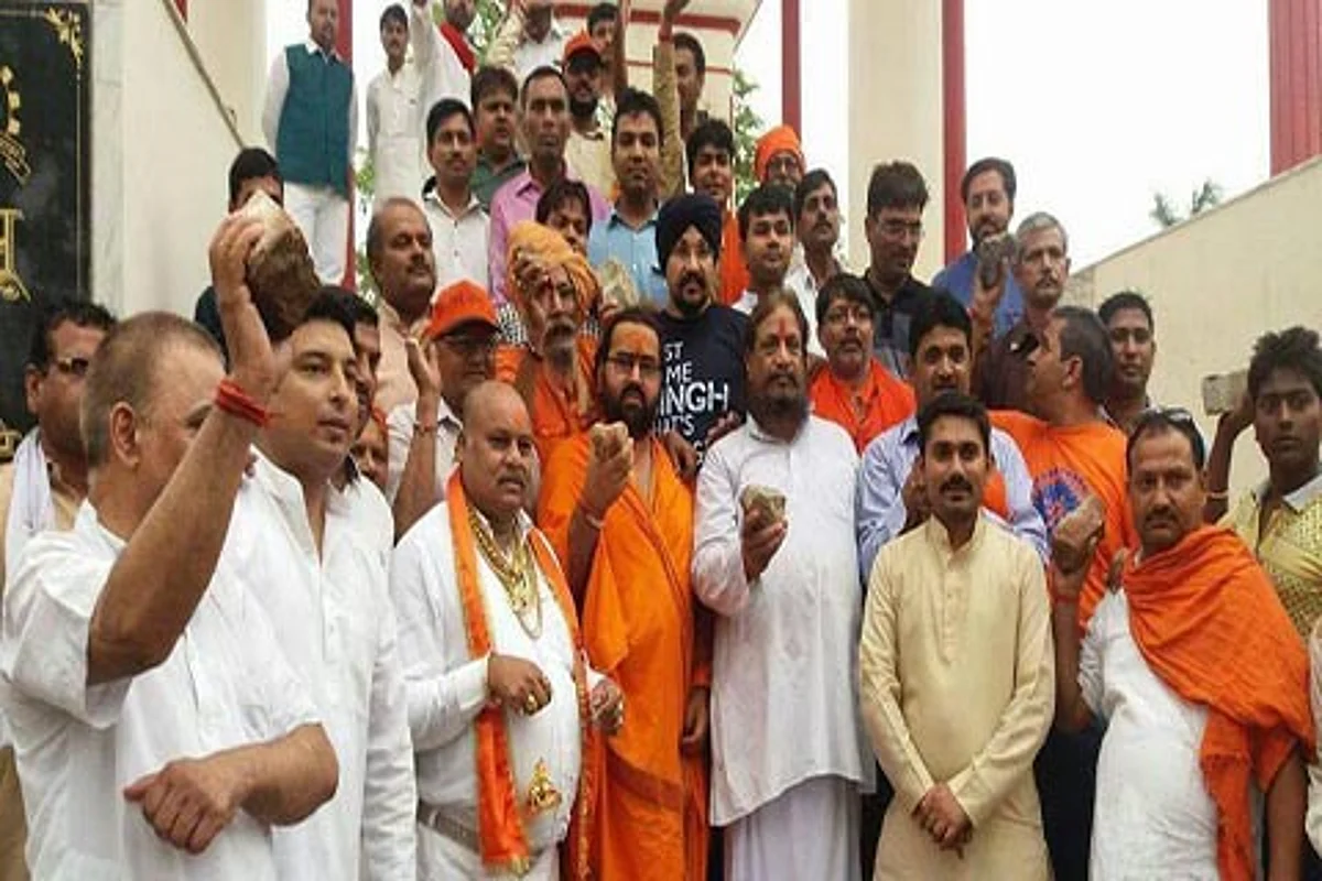 “Stone pelting” squad begins journey to Kashmir
