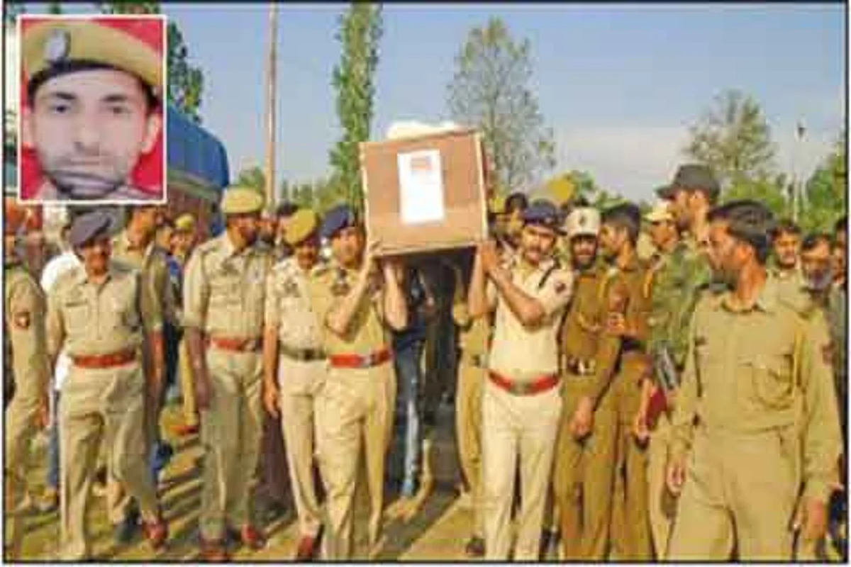 Wreath laying ceremony of slain cop held in Kulgam
