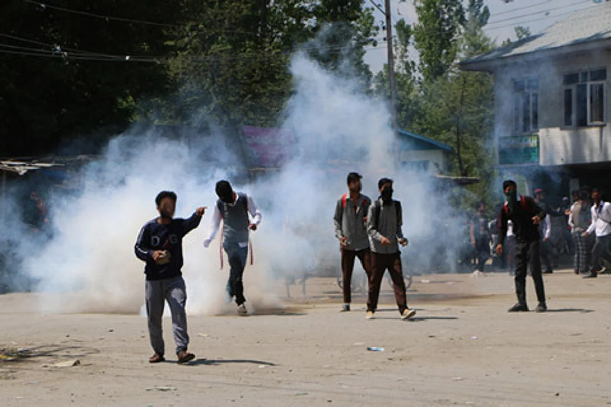 Students, forces clash in Newa area of Pulwama