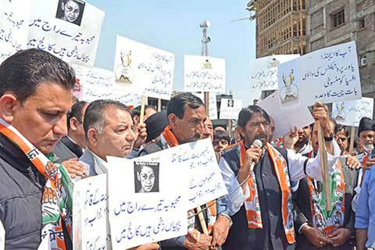 Congress stages sit-in against PDP-BJP coalition