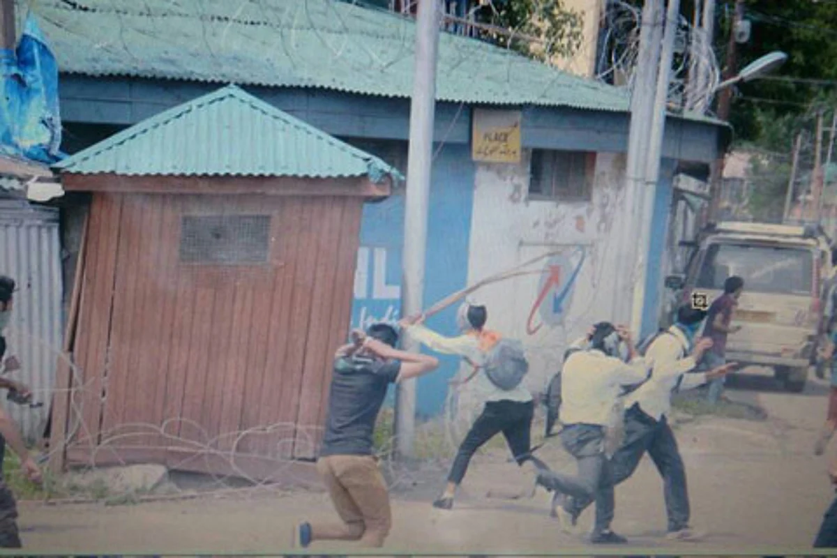 Video | Police chase away protesting students in Srinagar