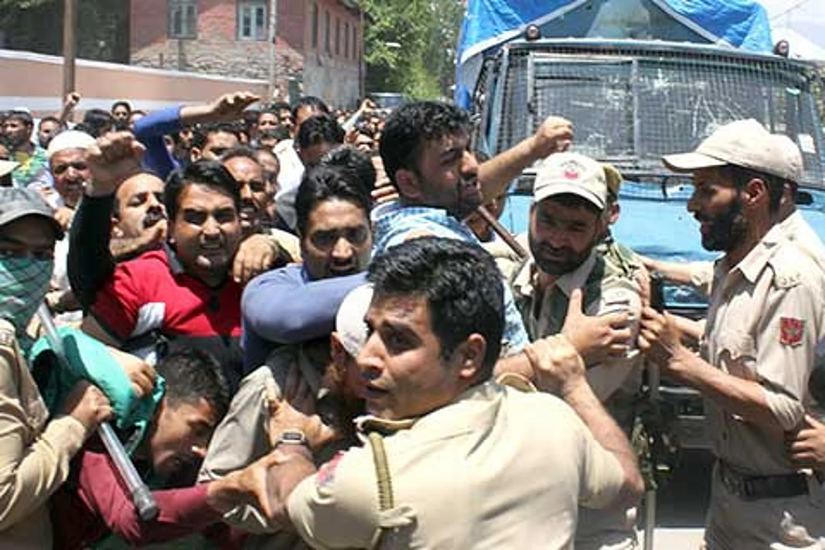 Police foil PHE daily wagers’ secretariat march