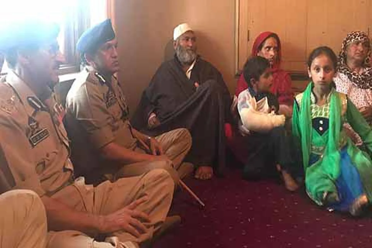 Senior Police Officers visit slain cop’s residence
