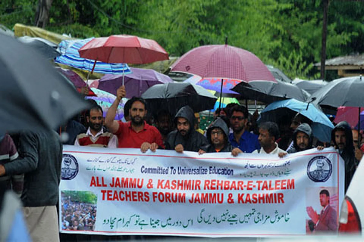 Video| ReTs hold protest in Kashmir capital against delay in releasing salaries
