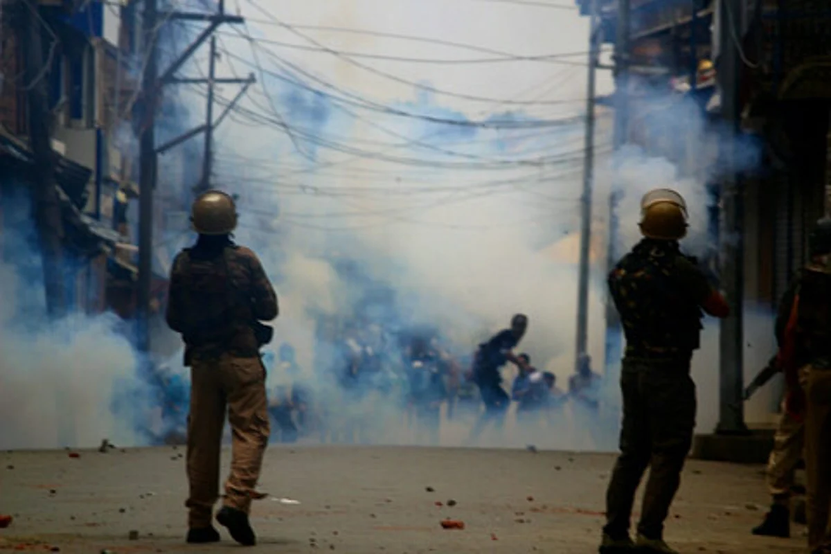 North Kashmir: Over a dozen injured in clashes on Eid day in Sopore