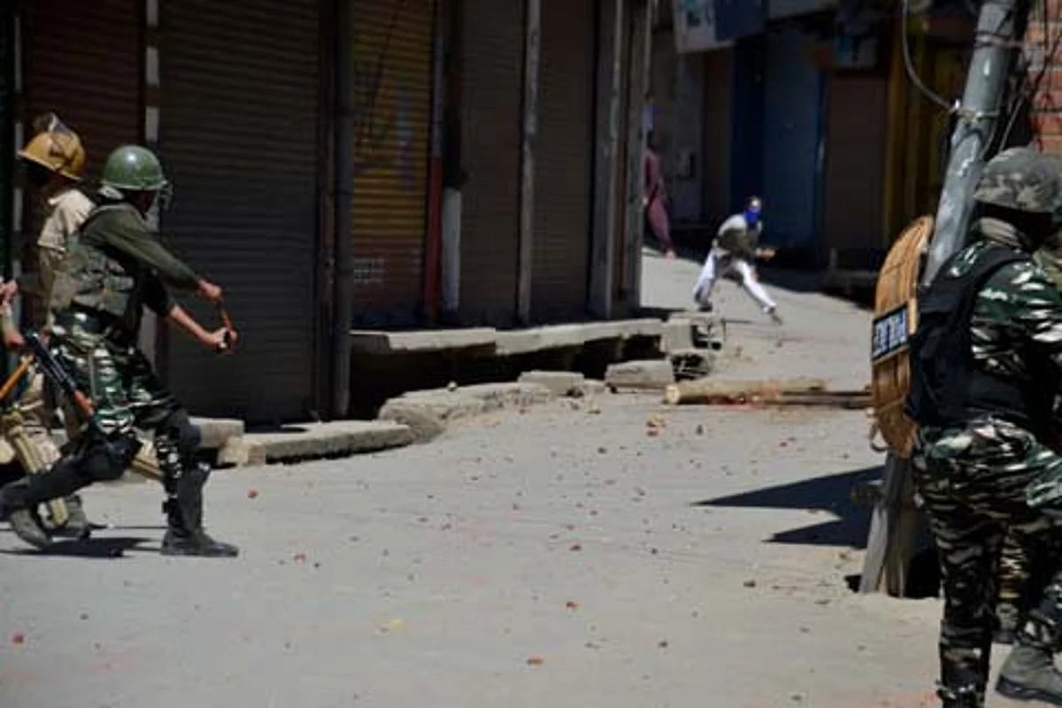 South Kashmir: Five police officers, several civilians injured in Anantnag clashes