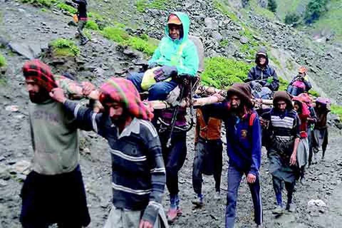 Governor pays obeisance at Amarnath Cave