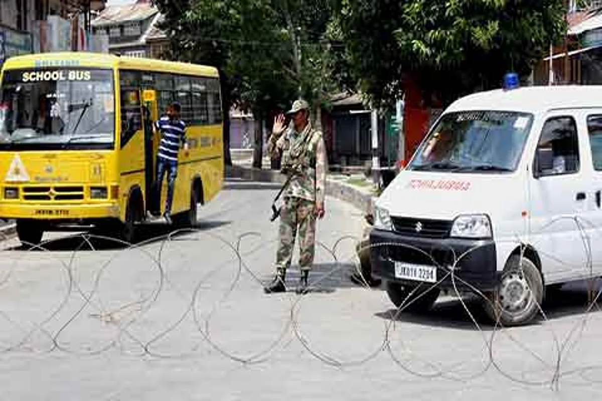 Businesses across Kashmir remain shut; Downtown put under curfew