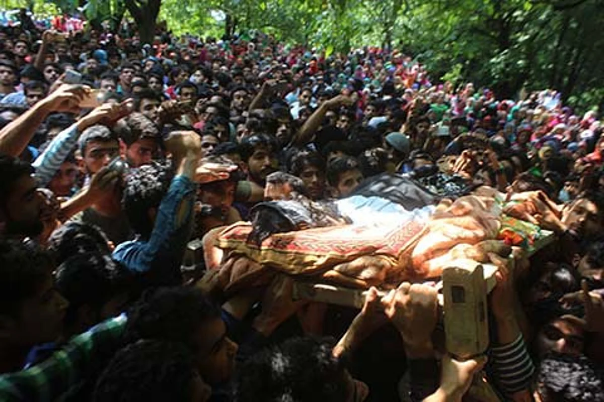 Emotional adieu to slain militant at Pahloo