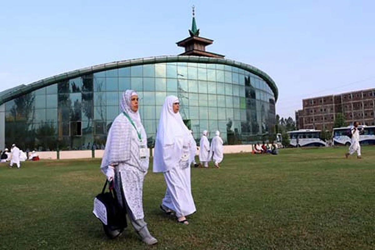 Last batch of 132 Hajj pilgrims seen off at Srinagar Airport