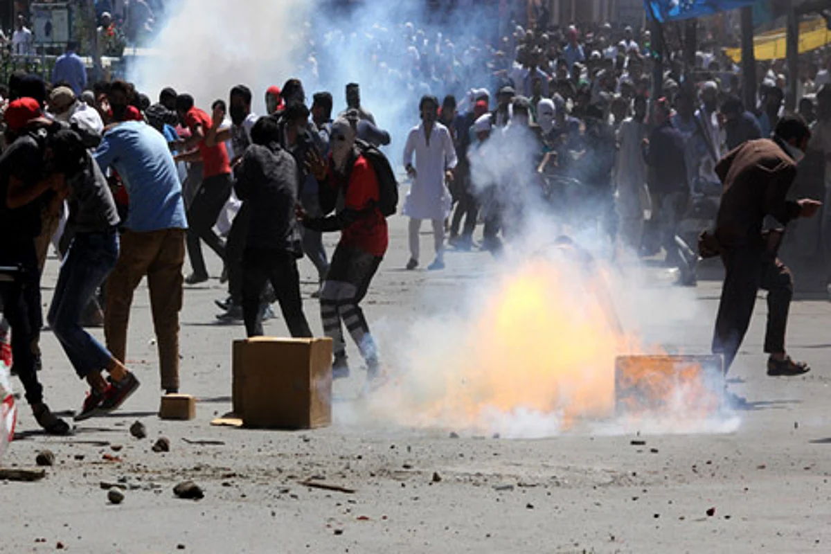 Massive clashes erupt in Anantnag town of south Kashmir