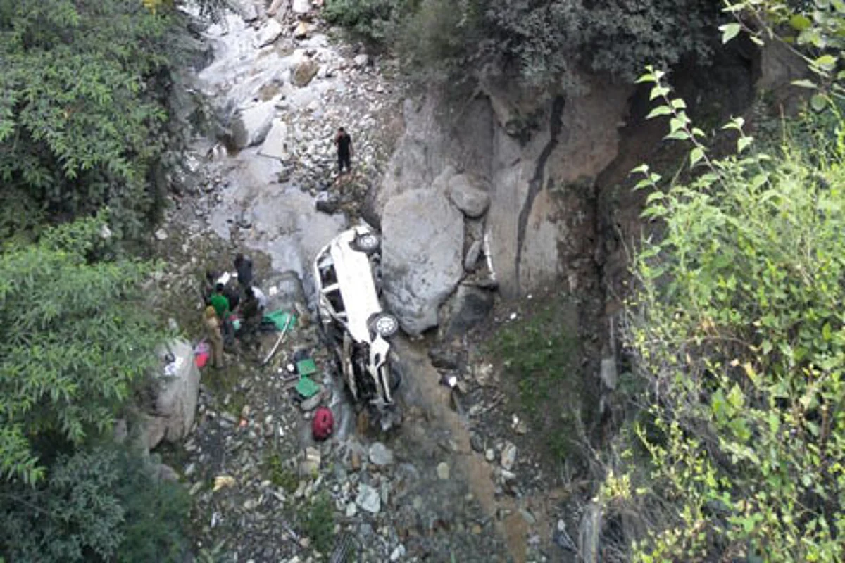 Seven injured as passenger cab falls from bridge in Banihal
