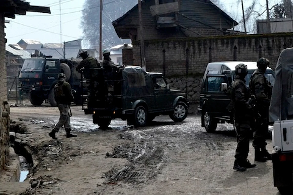 Soldier, 4 militants killed in Shopian, Kulgam gunfights