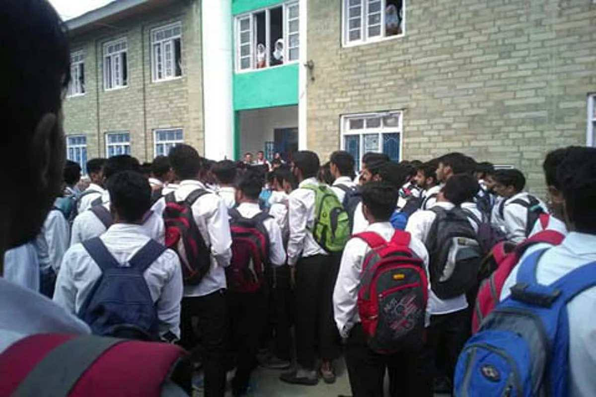 Govt warns 9 private schools of de-recognition
