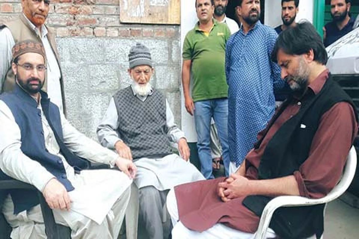 Denied entry inside, Mirwaiz, Malik meet Geelani outside his residence