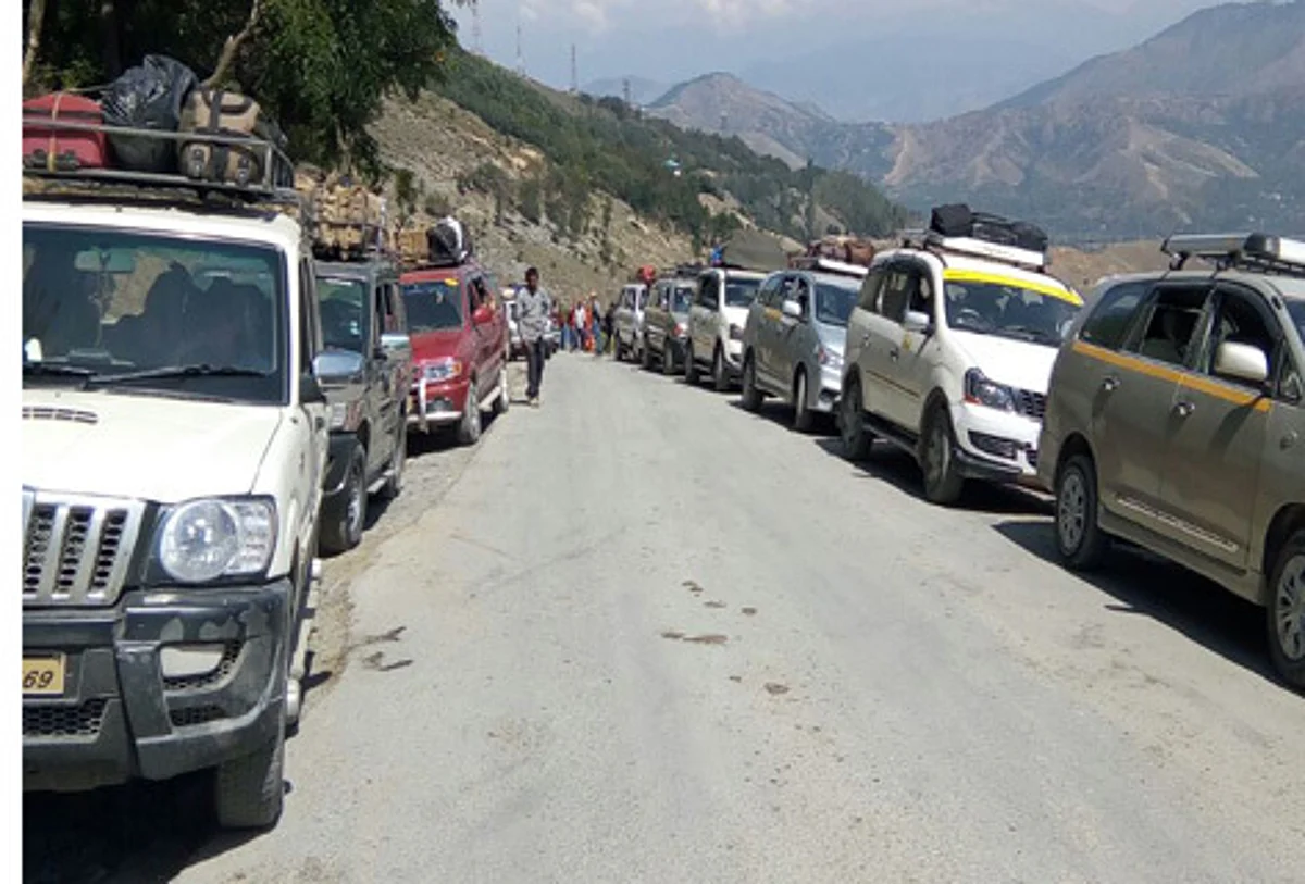 Massive traffic jam on Kashmir highway, hundreds of vehicles stranded