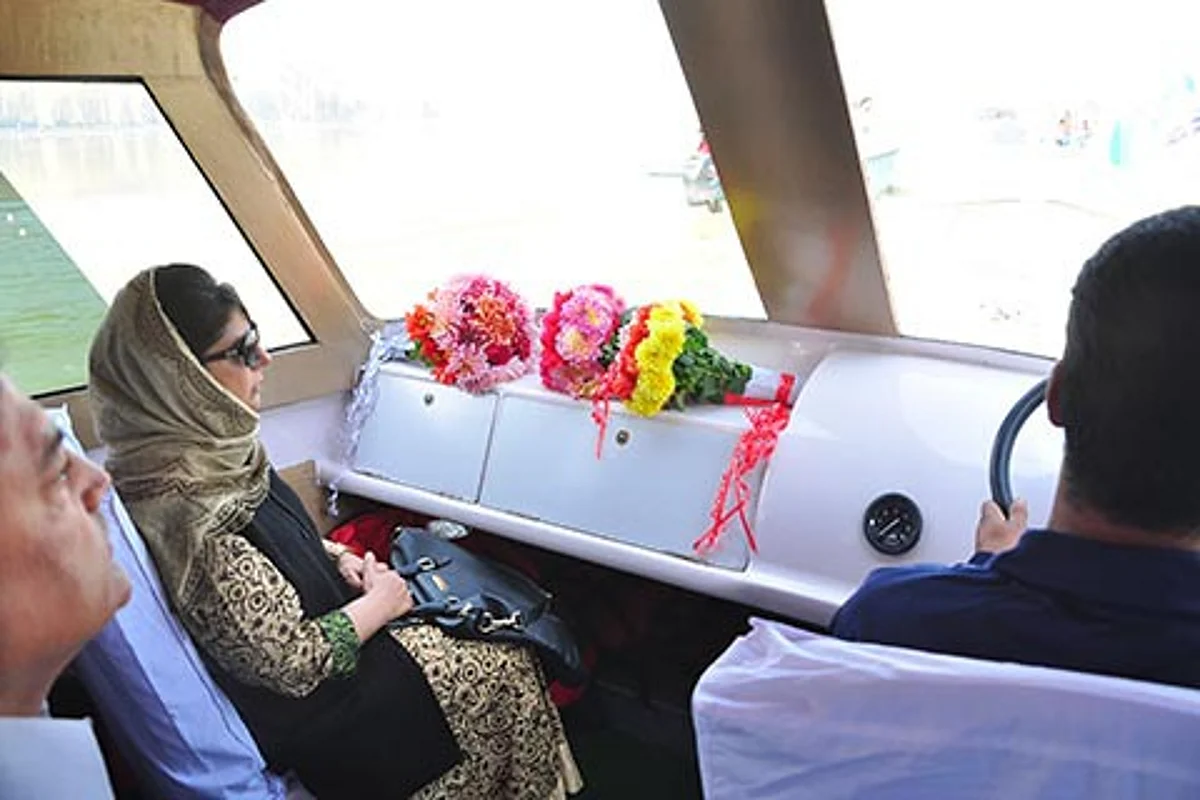 CM visits Dal interiors, directs immediate removal of junk at Nishat ghat