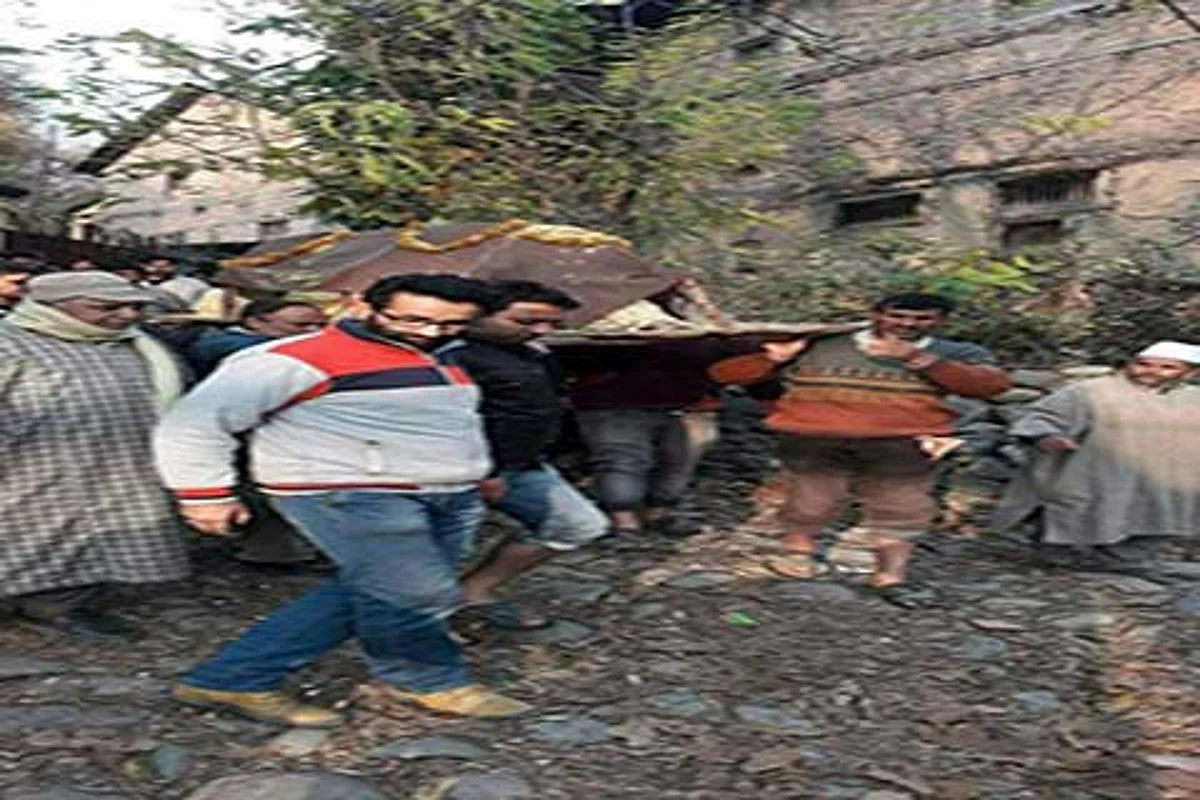 Muslims perform last rites of Pandit in Ganderbal