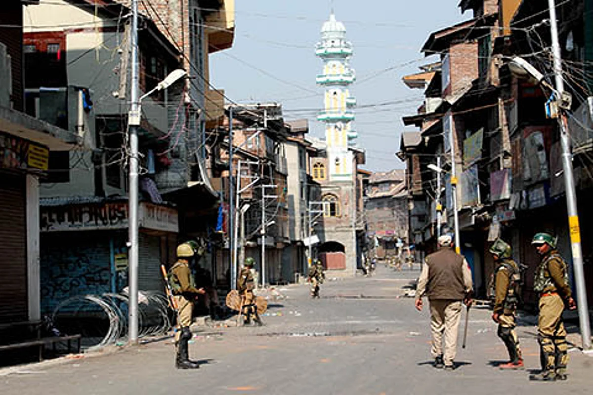 Forces enforce restrictions in Srinagar areas