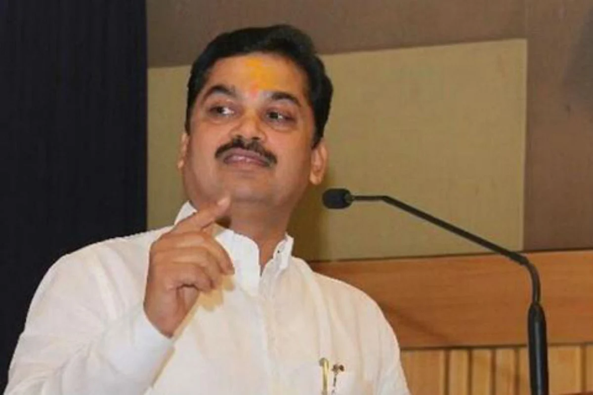 BJP red-faced as Maharashtra Minister pees in open