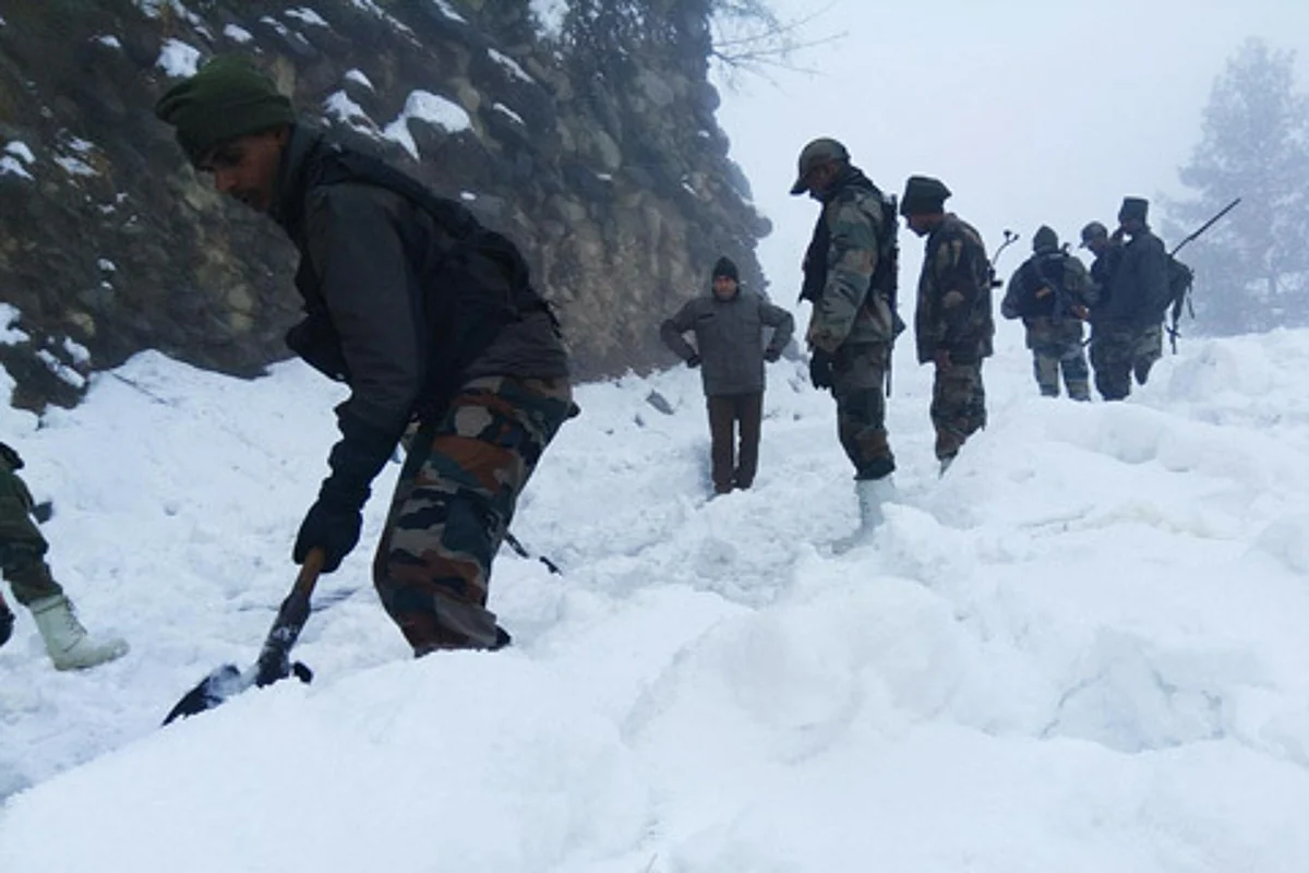 Ten trapped after snowfall at Sinthan Pass rescued