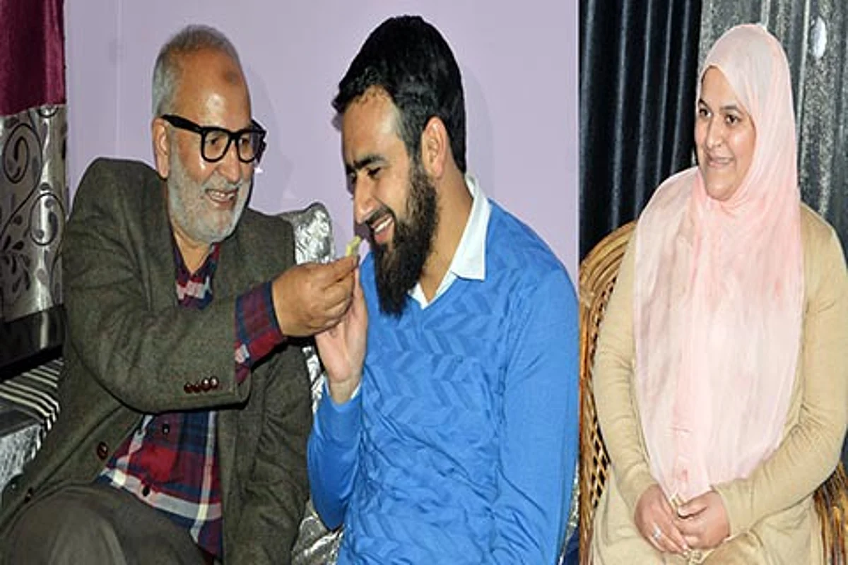 Naeem Akhtar meets KAS toppers