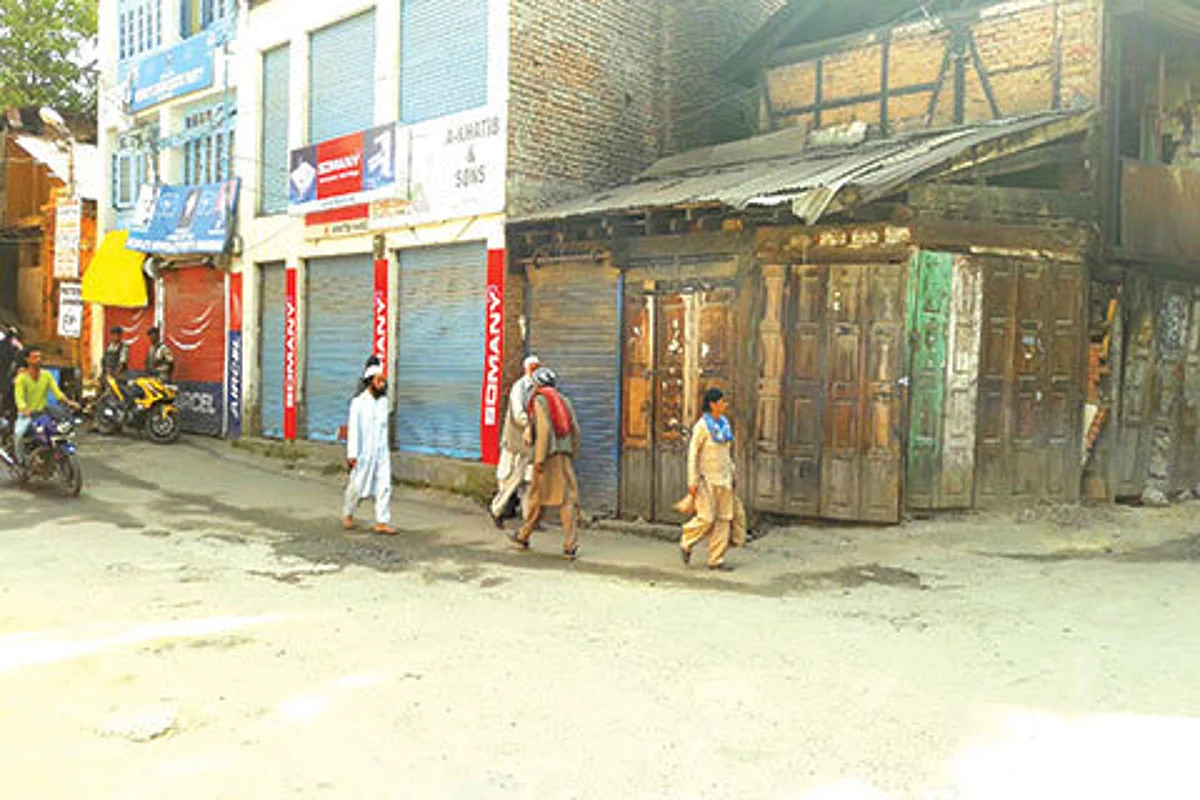 Senior citizens, political leaders demand proper medical facilities, stage protest