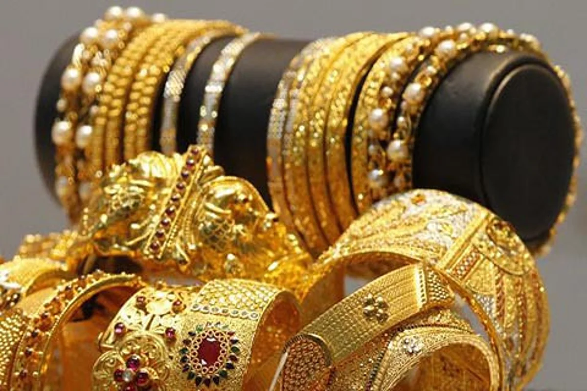 Gold, silver strengthen on firm global cues